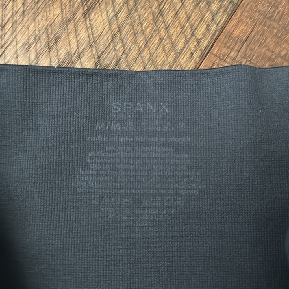 Spanx Medium Leggings Look at Me Now in Black Camo - Picture 7 of 9